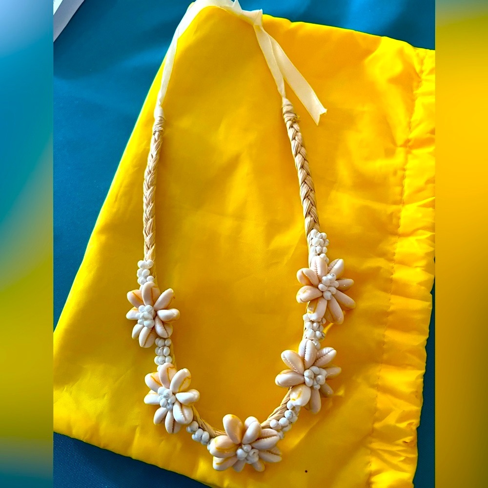 NATIVE HAWAIIAN FLORAL SHELL NECKLACE New Unworn